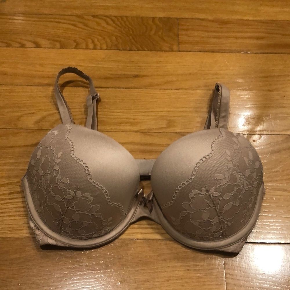 𝅺VICTORIA’S secrets perfect shape bra size 32 D.